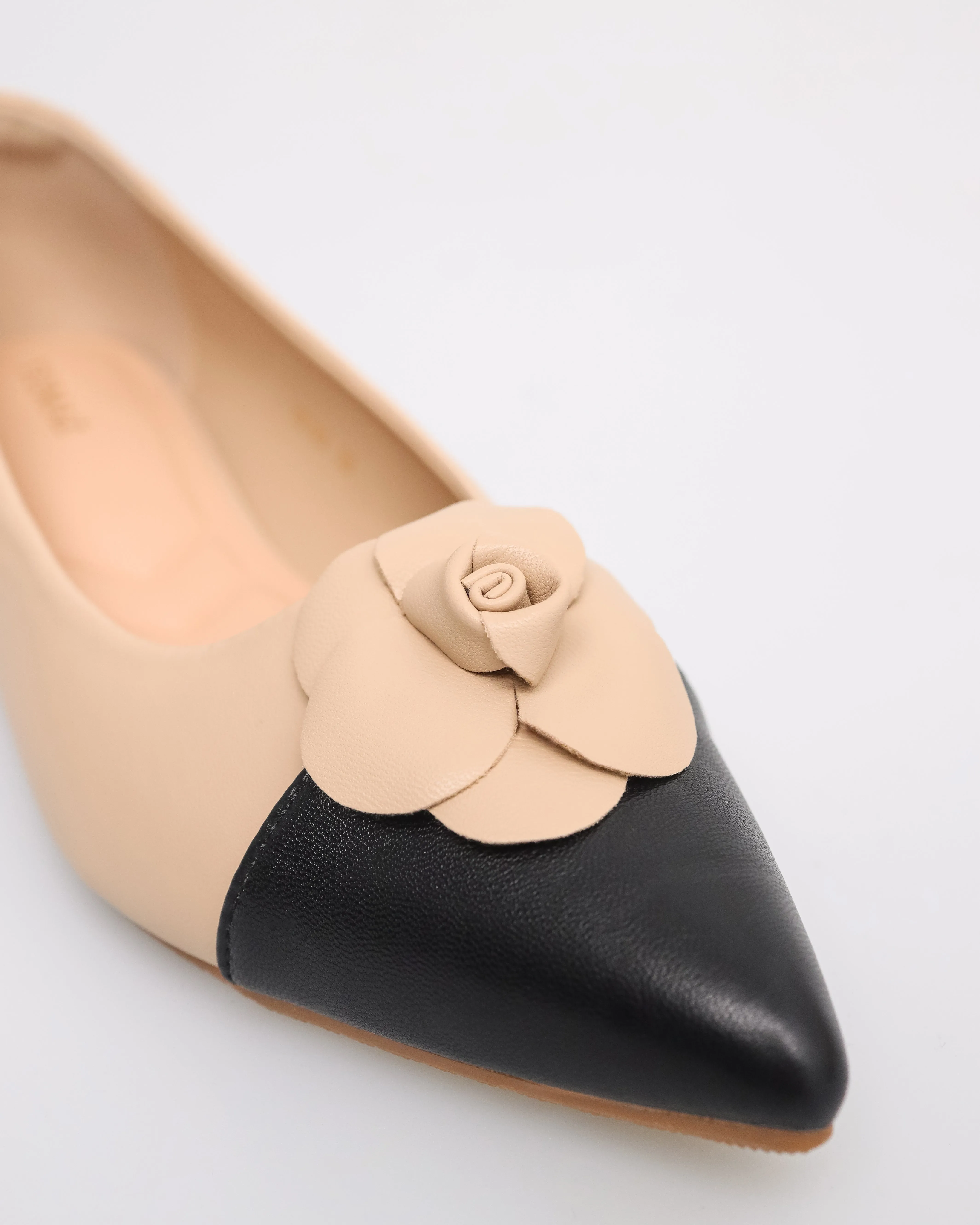 Tomaz YX183 Ladies Flower Bow Flats (Beige/Black)