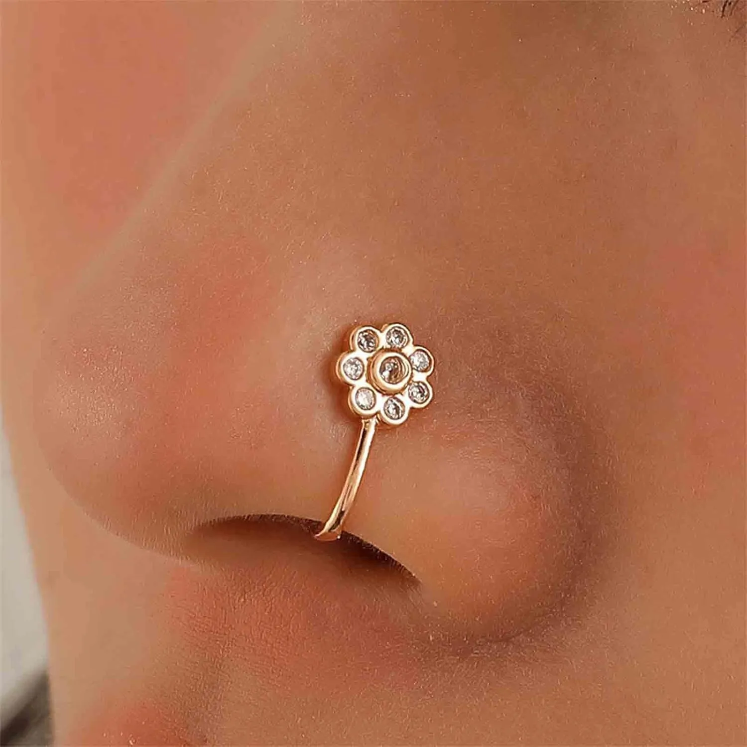 Vintage Crystal Flower Nose Ring Hoop Gold Rhinestone Nose Ring Stud Tiny Round Nose Screw Stud Ring Boho Cz No Piercing Nose Hoop Clip on Nose Ring Jewelry for Women
