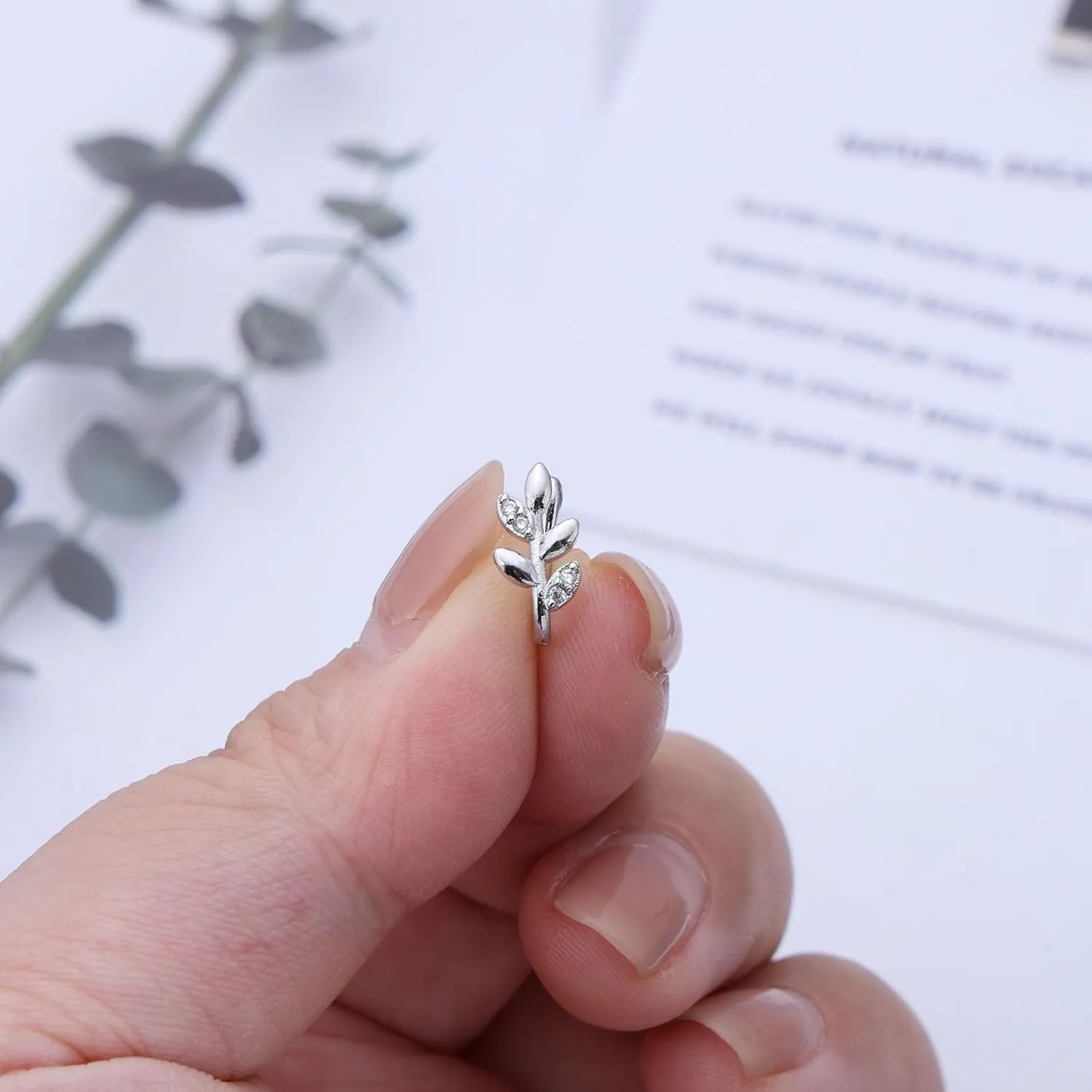 Vintage Crystal Leaf Nose Ring Hoop Gold Rhinestone Leaf Nose Ring Stud Tiny Leaf Nose Screw Stud Ring Boho Cz No Piercing Nose Hoop Clip on Nose Ring Jewelry for Women
