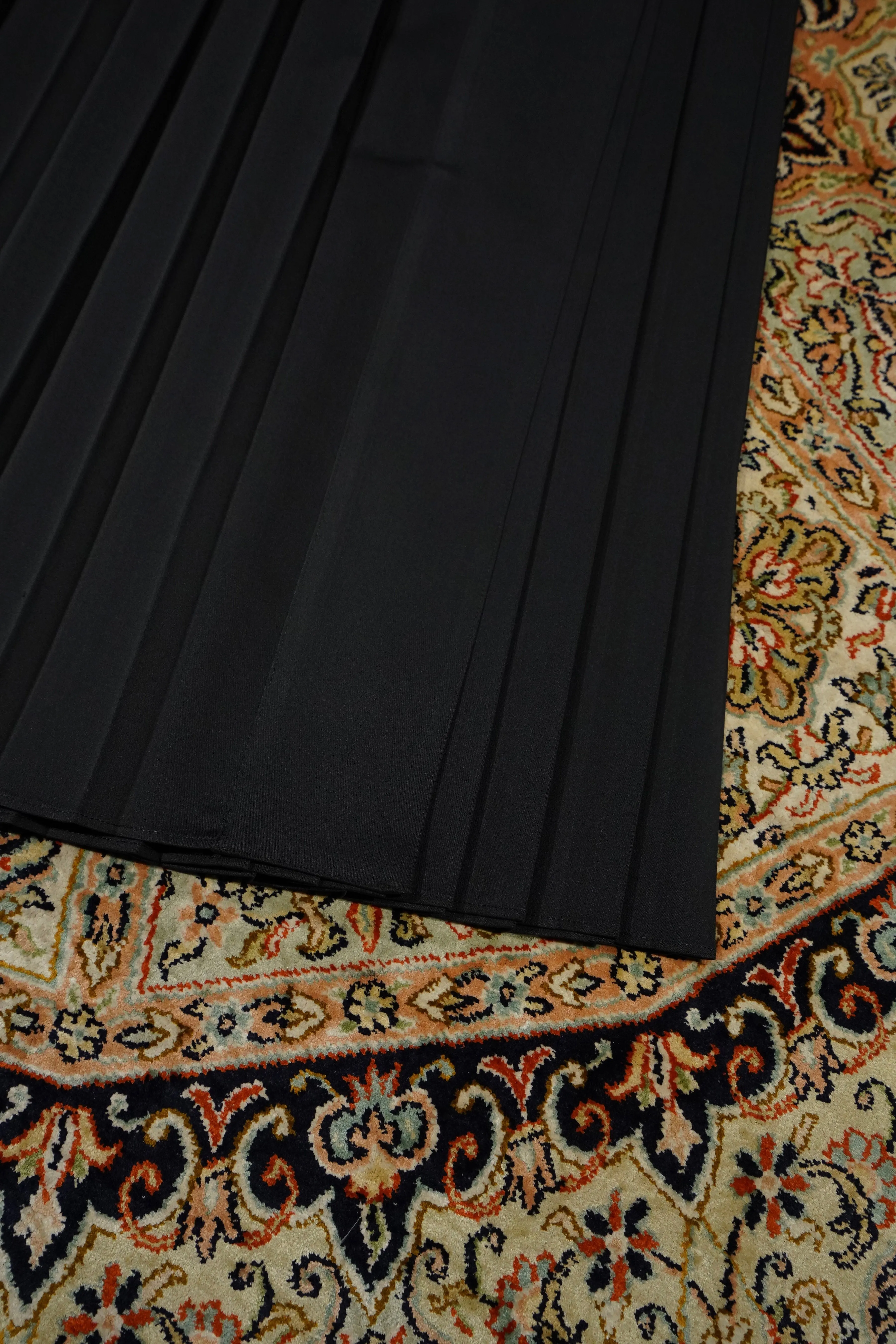WRAPAROUND PLEATS SKIRT (BLACK)