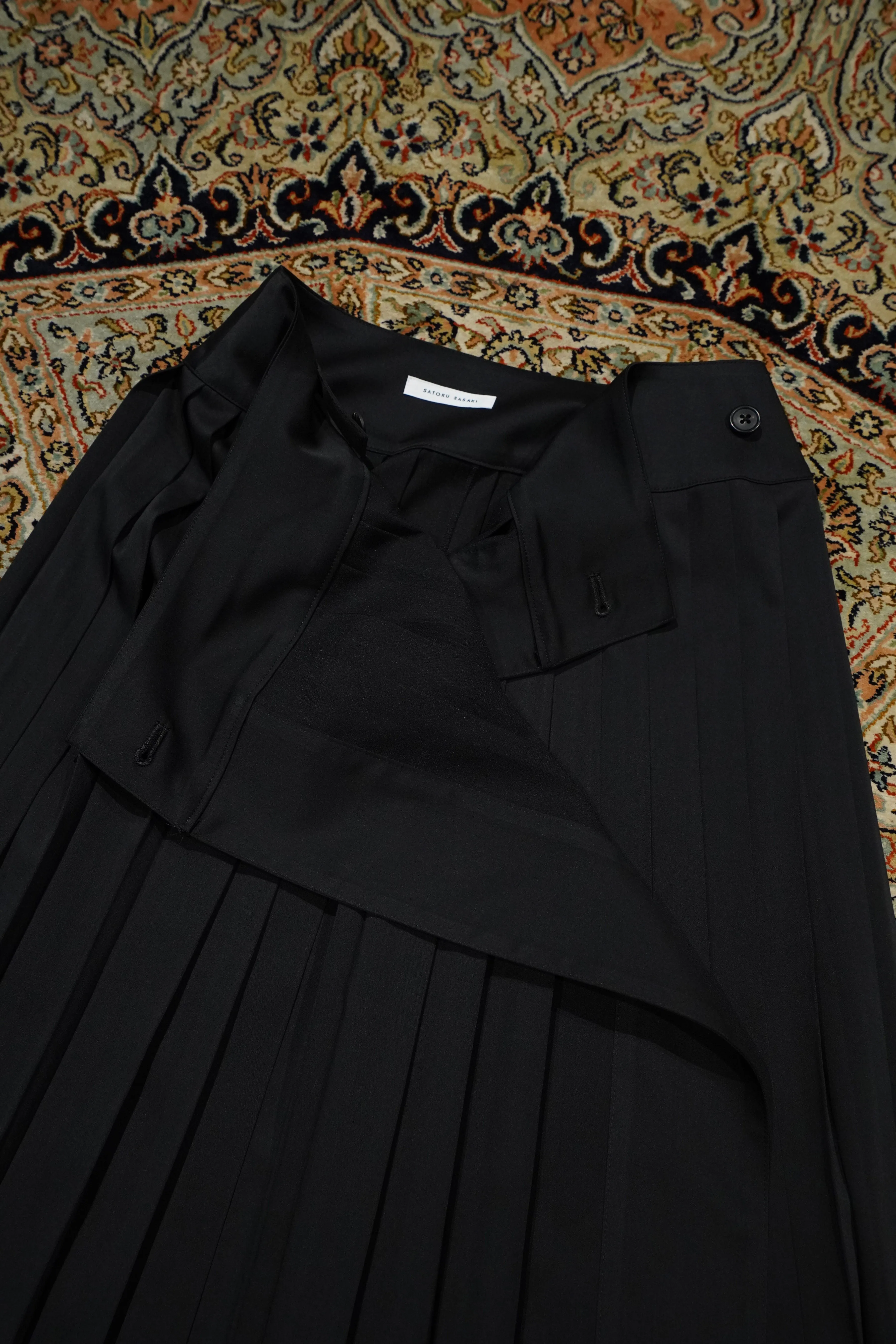 WRAPAROUND PLEATS SKIRT (BLACK)