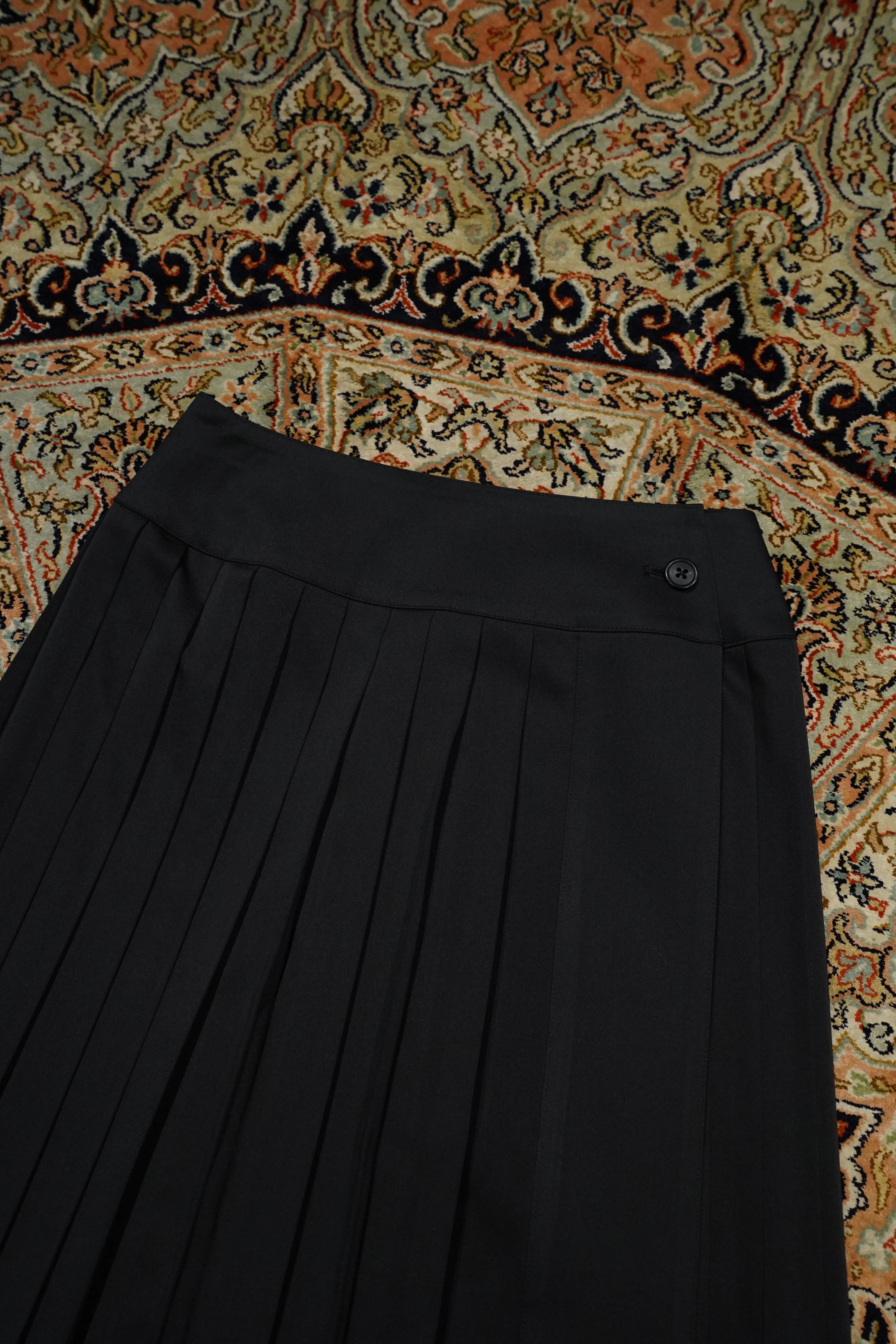 WRAPAROUND PLEATS SKIRT (BLACK)