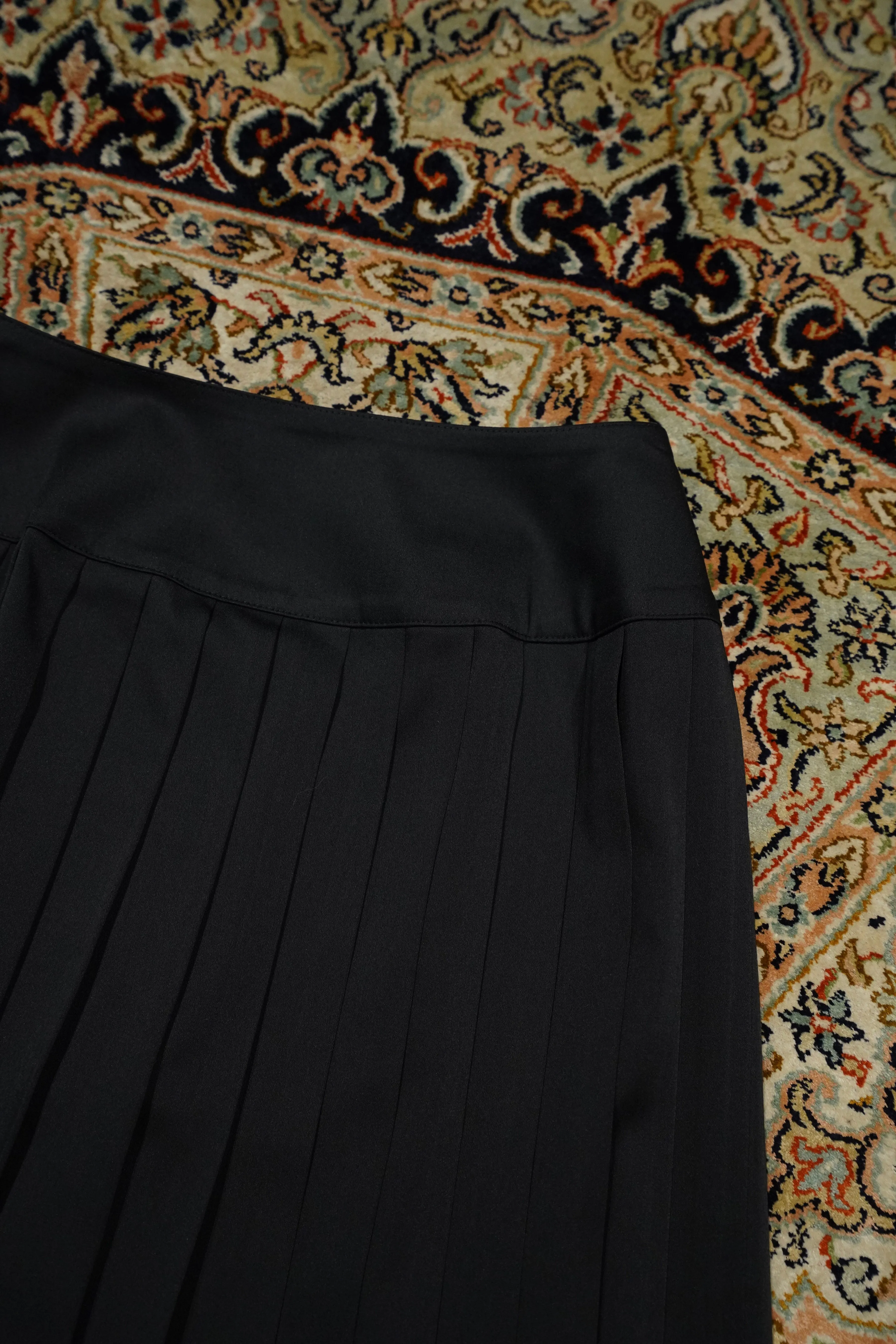 WRAPAROUND PLEATS SKIRT (BLACK)