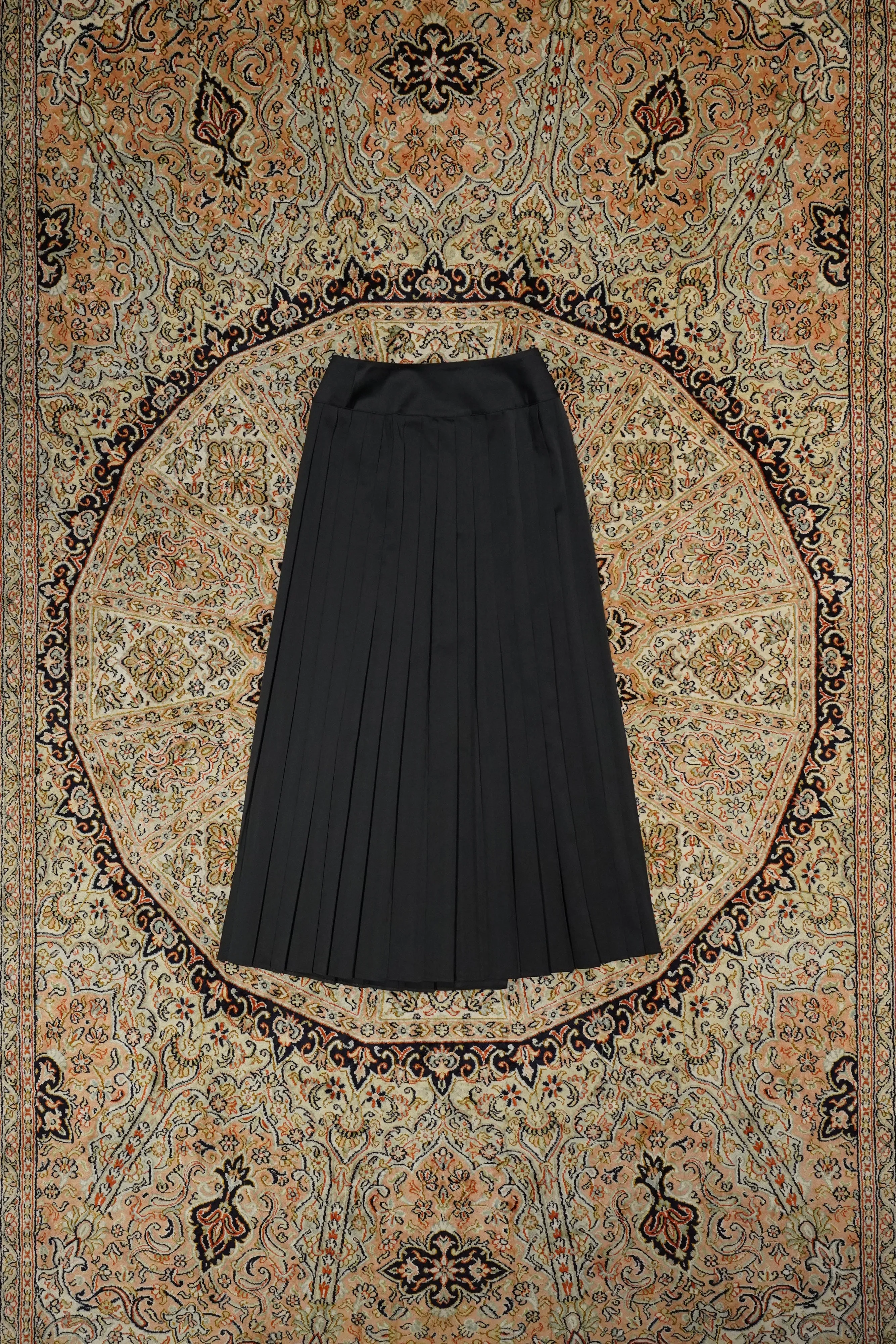 WRAPAROUND PLEATS SKIRT (BLACK)