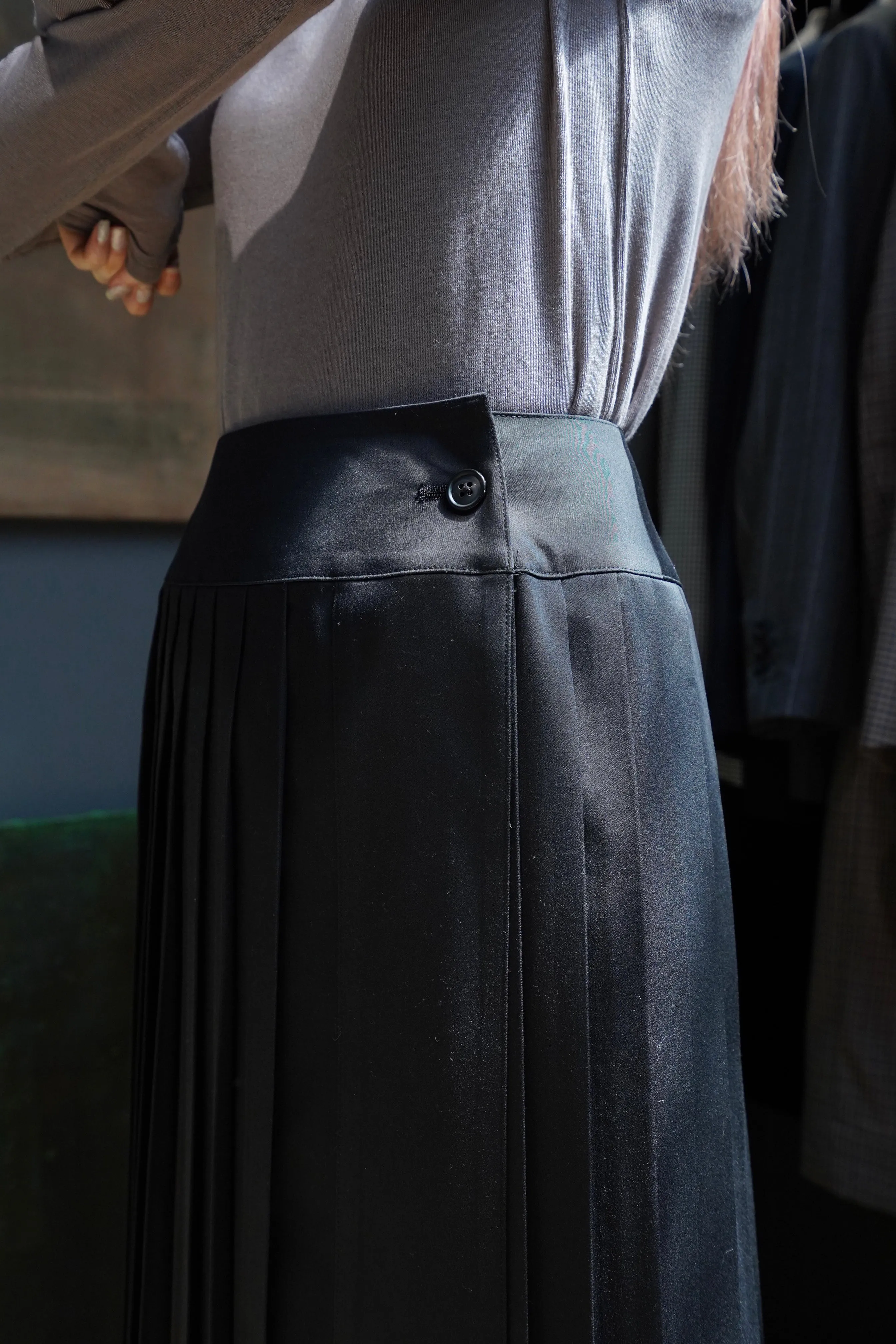 WRAPAROUND PLEATS SKIRT (BLACK)
