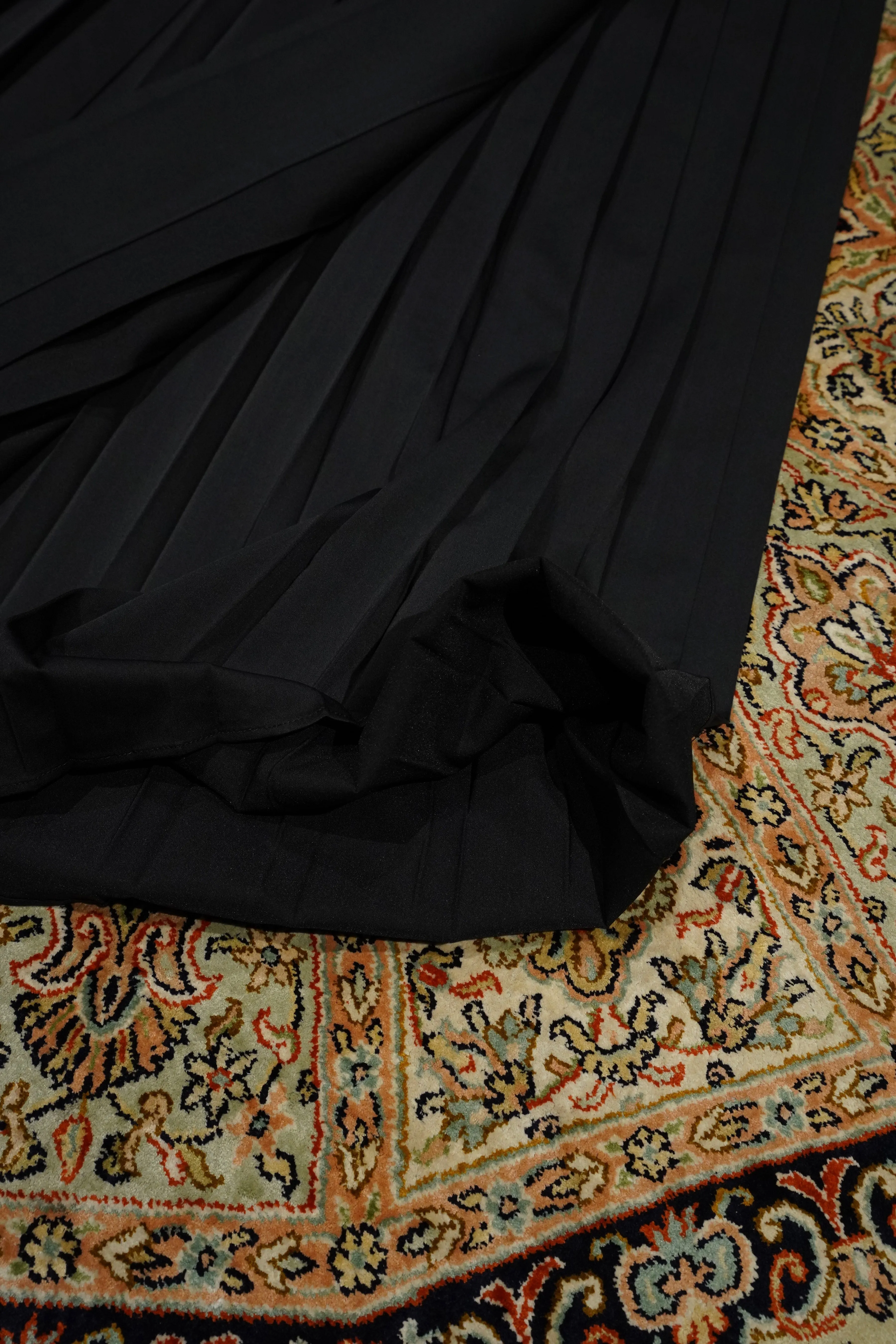 WRAPAROUND PLEATS SKIRT (BLACK)