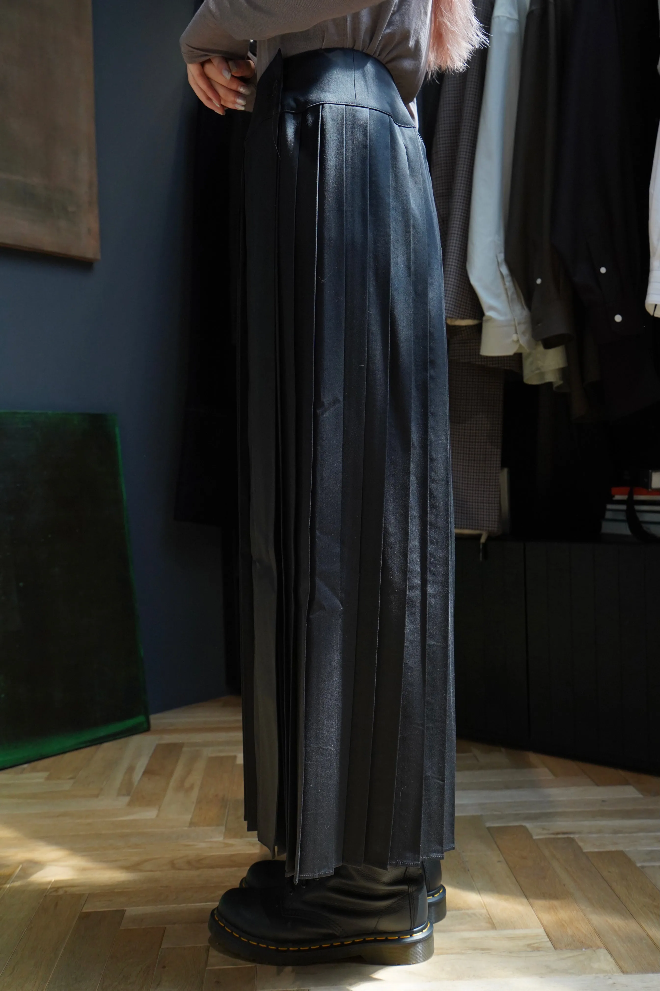 WRAPAROUND PLEATS SKIRT (BLACK)