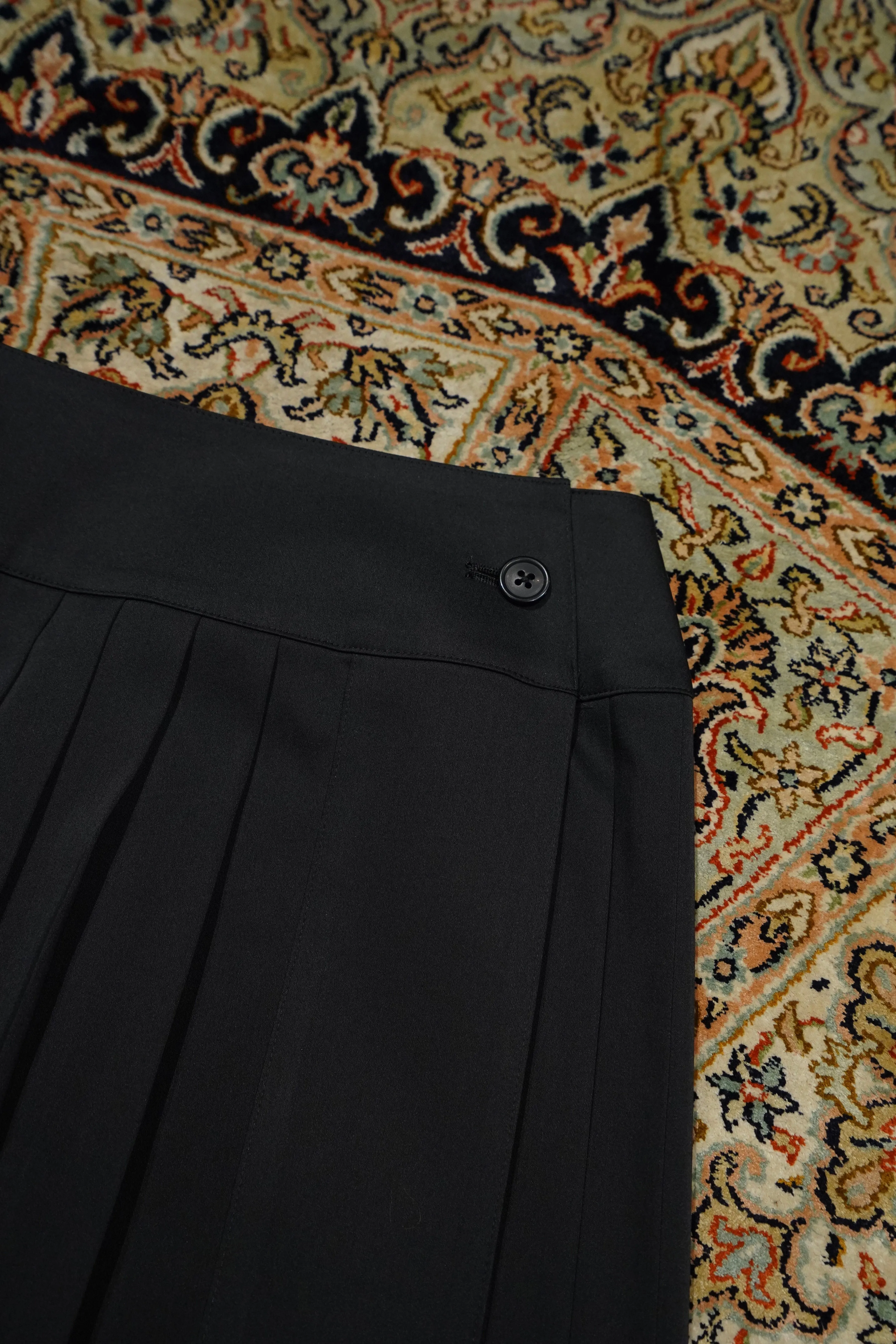 WRAPAROUND PLEATS SKIRT (BLACK)